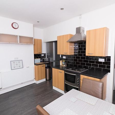 Entire House - 2 Bedroom - 3 Bed - Free Wifi - Tv Clayton-le-Moors Екстериор снимка