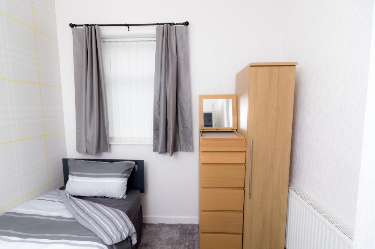 Entire House - 2 Bedroom - 3 Bed - Free Wifi - Tv Clayton-le-Moors Екстериор снимка