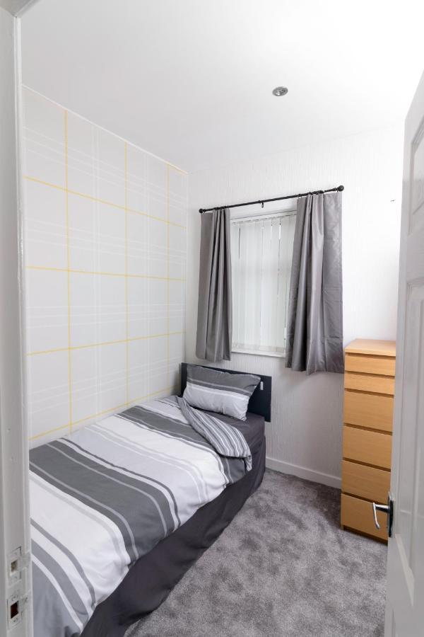 Entire House - 2 Bedroom - 3 Bed - Free Wifi - Tv Clayton-le-Moors Екстериор снимка