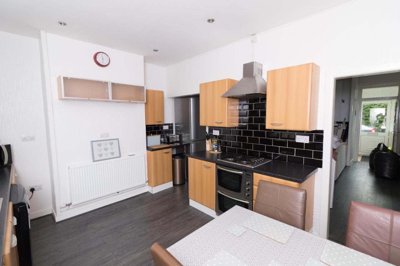 Entire House - 2 Bedroom - 3 Bed - Free Wifi - Tv Clayton-le-Moors Екстериор снимка